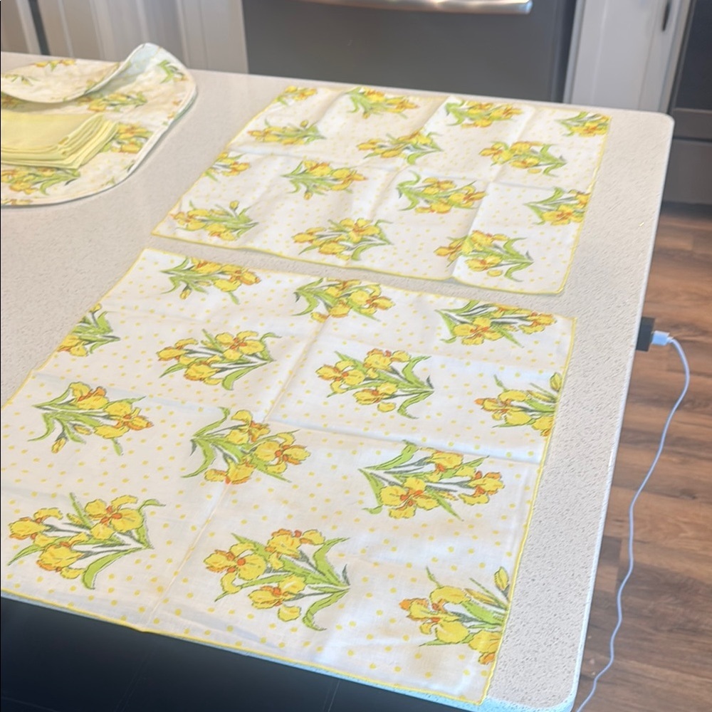 Vintage Floral Yellow Kitchen Set of 2 placemats 4 napkins - Picture 9 of 11